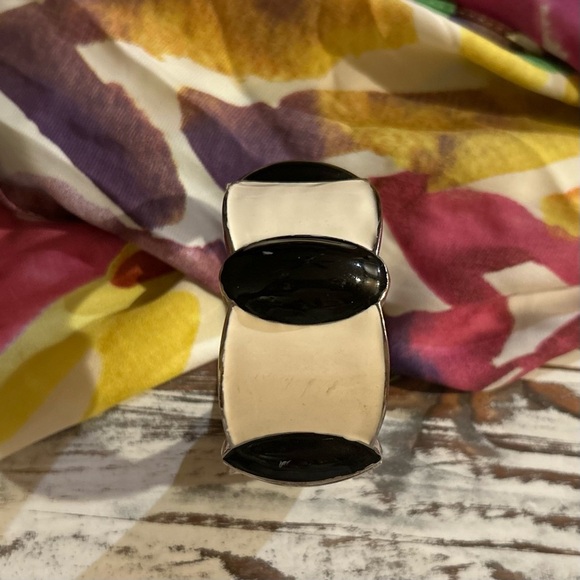 Vintage 80s Oversized Black and Cream Enamel Hinge Cuff Bracelet - Picture 2 of 8